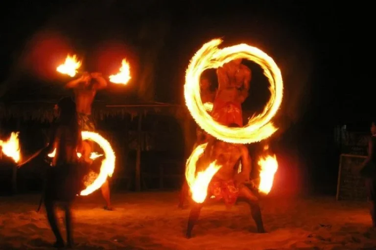 Discover Fiji in a Day: Culture, Coastlines and an Island Dinner Cruise